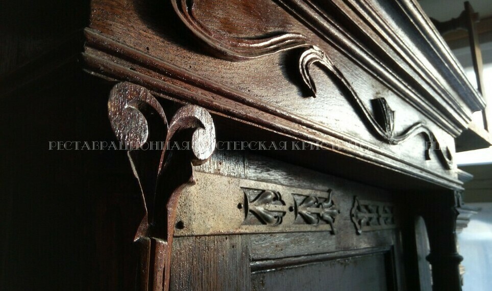 Деревянная корона старого буфета