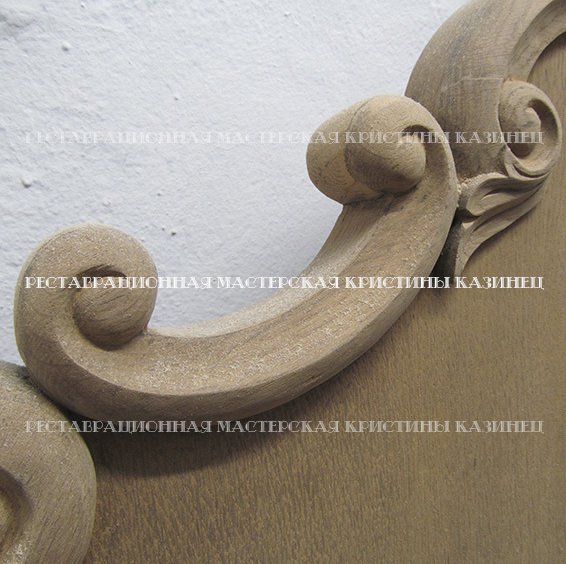 Резной элемент старого буфета