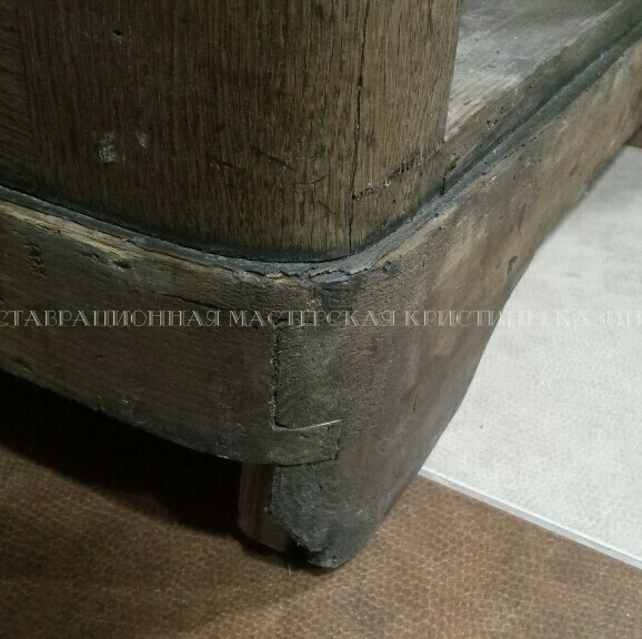 Нижняя часть старого шкафа.