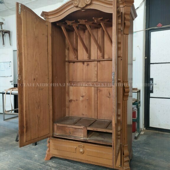 Старинный шкаф из дуба