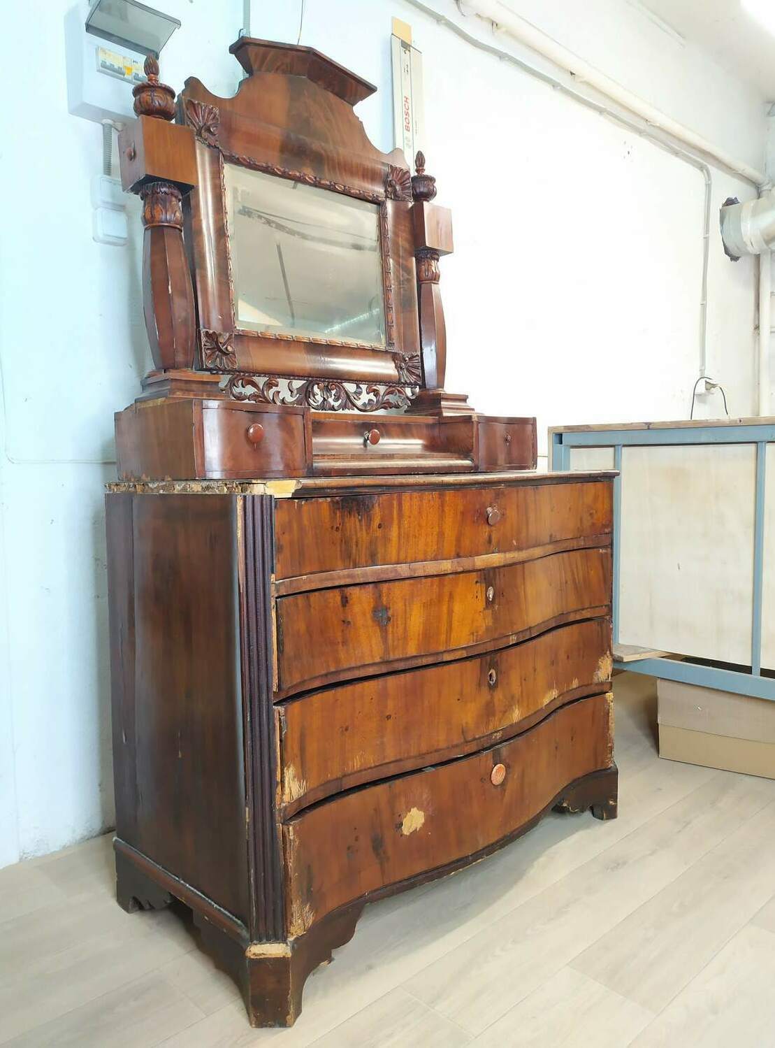 Антикварное трюмо. Утраты шпона