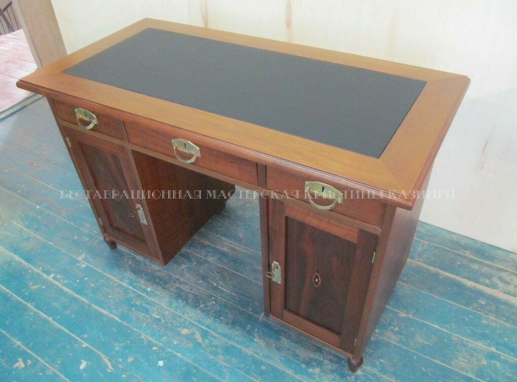 Антикварный стол после реставрации. Общий вид