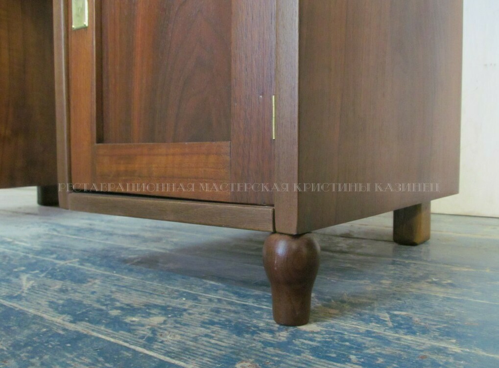 Нижняя часть отреставрированного стола