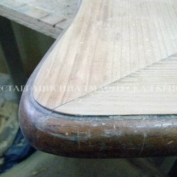Угол столешницы старого деревянного стола