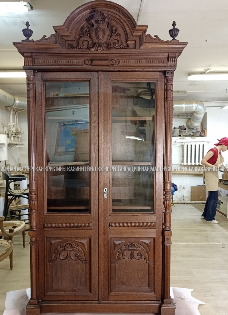 Старый шкаф из сосны