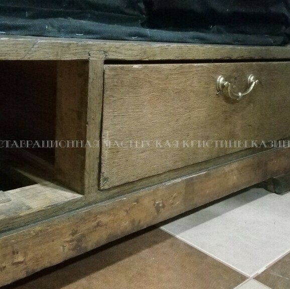 Нижний ящик старого шкафа