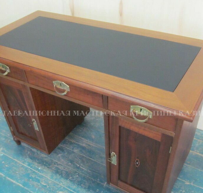 Антикварный стол после реставрации