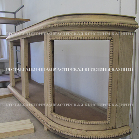 Верхняя часть старинного буфета. Полная очистка