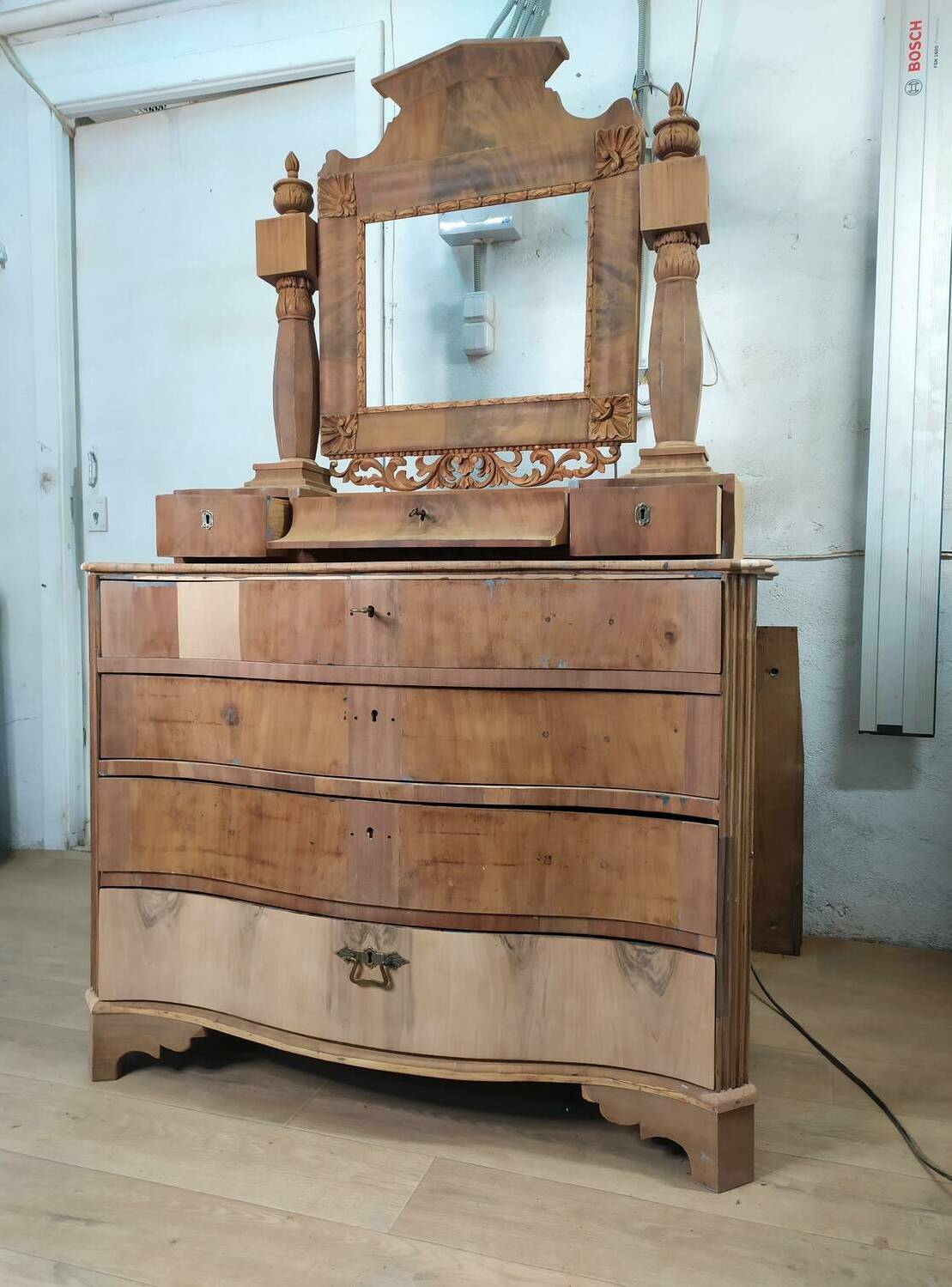 Старинное трюмо полностью очищенное