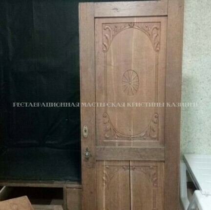 Резной фасад старого шкафа