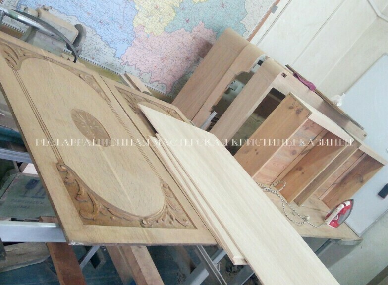 Очистка филенок антикварного шкафа