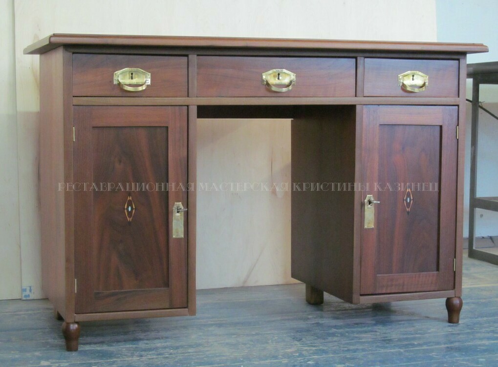 Антикварный стол после реставрации