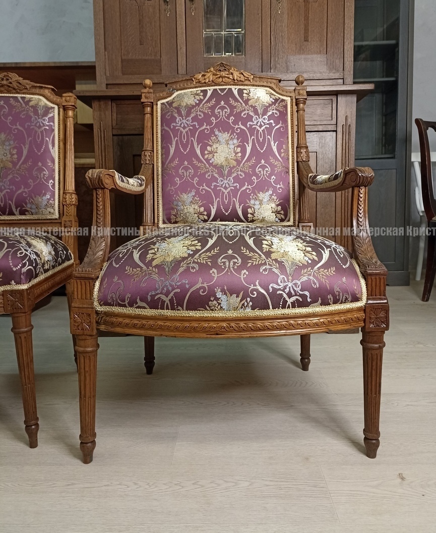 Антикварное кресло после полной реставрации