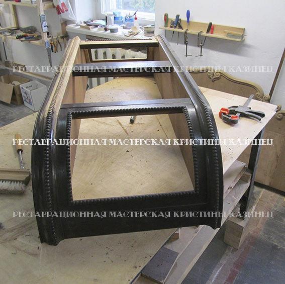 Верхняя часть старинного буфета. 