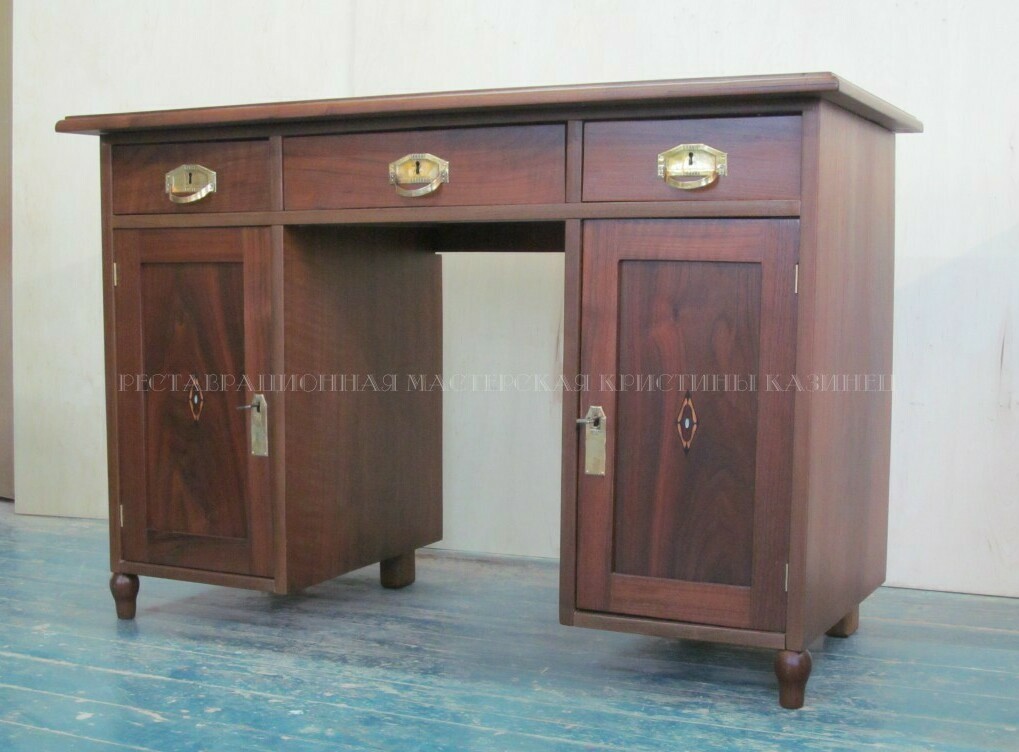 Антикварный стол после реставрации