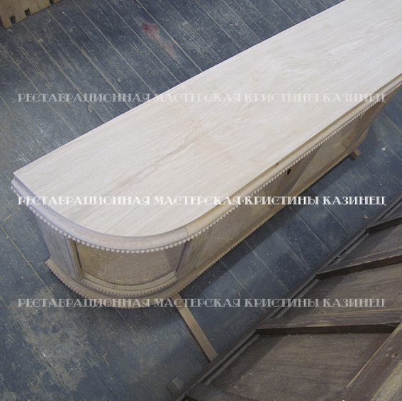 Процесс реставрации верхней части буфета