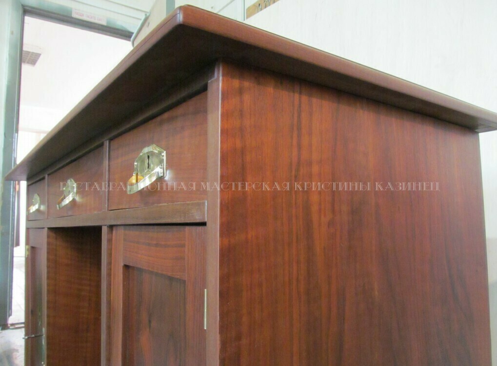 Угол антикварного стола после реставрации