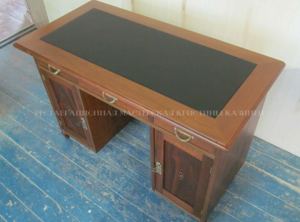 Антикварный стол после реставрации