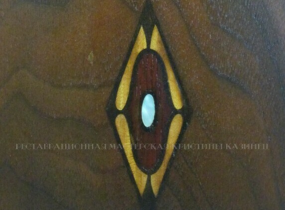 Вставка с перламутром на фасаде старинного стола