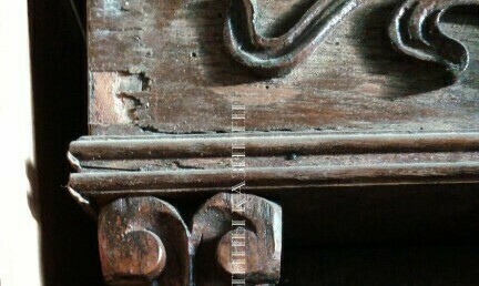 Дефекты шпона на старинном буфете