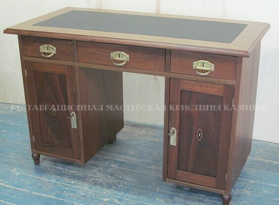 Антикварный стол после реставрации